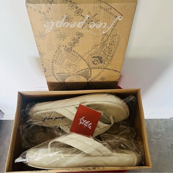 FREE PEOPLE Wonderland Leather Sandal Flip Flop,‎ Size 9.5, (39.5 EU) White, NWT - Picture 16 of 17